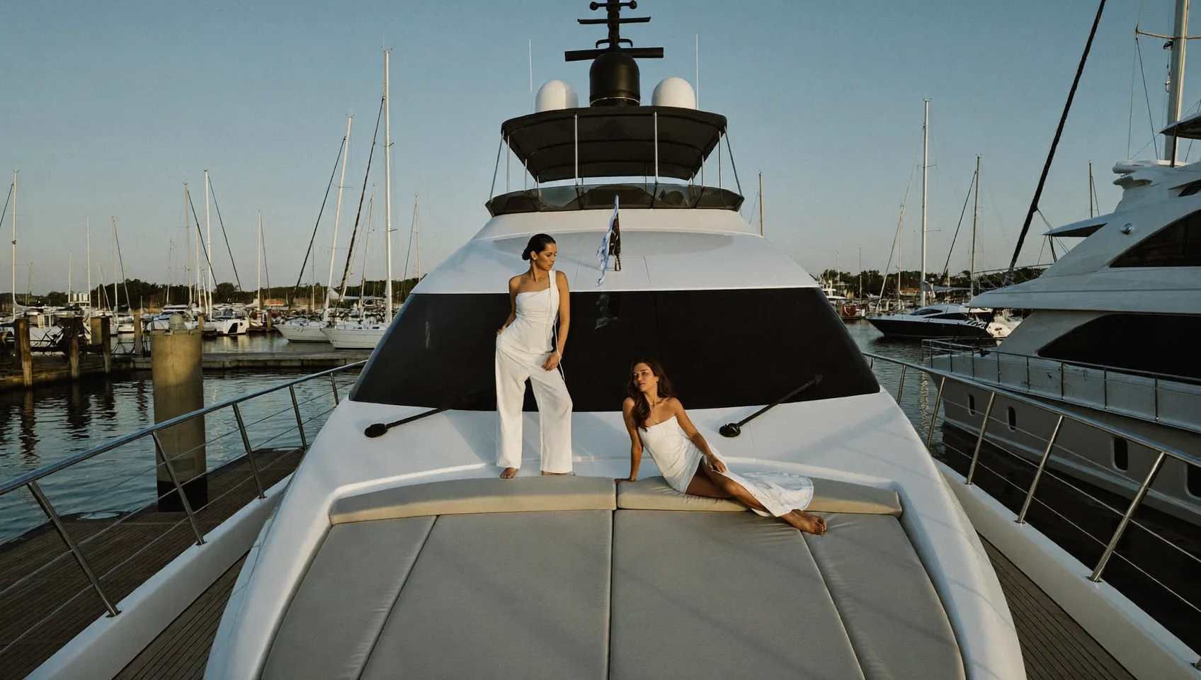 Invités à bord d’un yacht privé longeant la côte de la Riviera française